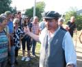 Bild: Hirsch
"Berggeist" Toni (Vordergrund) vermutet hinter den Wanderern Bergleute, die sich von der Arbeit drücken wollen. Schauspieler Michael Zanner begleitet die Gruppe bei der Berggeistwanderung um den Knappensee.