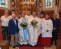 Bild: swo
Kirchenpflegerin Susanne Lindner (links) und Bürgermeister Peter Dotzler (rechts) heißen den neuen Pfarrer Michael Birner (Mitte rechts) willkommen und überreichten ihm und Pfarrvikar Christan Preitschaft (Mitte links), der sein zehnjähriges Dienstjubiläum in der Pfarrei feiern konnte, je einen Blumenstrauß. Auch Pfarrgemeinderat Hans Schöpf (Zweiter von links) begrüßt den neuen Pfarrer.