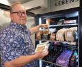 Bild: amö
Teilweise bestückt Stephan Gebhard die Automaten selber, besonders am Wochenende. Ein großer Renner sind die Sulzen.