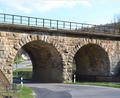 Bild: wsl
Die Doppelbogenbrücke am Ortsausgang von Weigendorf nach Oed gibt ein Zeugnis der Handwerks- und Ingenieurkunst des 19. Jahrhunderts.