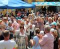 Archivbild: stg
Das fernsehbekannte Bauernehepaar Bruno und Anja Rauh hatte beim Kemnather Bauernmarkt 2022 einen Auftritt. Zum Wochenmarkt im September kehren die beiden als Fieranten auf den Stadtplatz zurück.