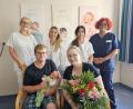 Bild: Kliniken Nordoberpfalz
Die Geburtstation im Klinikum Weiden feierte am 30. August ein ganz besonderes Jubiläum. Oberärztin Gabriela Dinu (hintere Reihe, v.l.n.r), Assistenzärztin Silvie Felixova, Michelle Bock (Station 32), Hebamme Ruth Mahal-Vollmayr gratulierten den Eltern zur Geburt von Johann – dem 1000. Neugeborenen im Jahr 2024 am Klinikum.