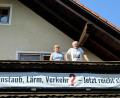 Bild: ge
Gisela und Werner Müller wohnen direkt am Nadelöhr Goethestraße. Seit Jahren geben sie ihrem Unmut mit einem Protestplakat am Balkon Ausdruck. Passiert ist seitdem – nichts.