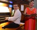 Bild: Kunz
Florian Löw und Tamara-Raphaela Hirschmann erfreuen gemeinsam das "Punkt 12"-Publikum in der Weidener Josefskirche.