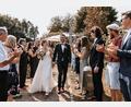 Bild: Julian Bächer Photography/exb
Nach der Trauung schritten Corinna und Markus Kraus durch ein Ehrenspalier. Zum Kreis der Gratulanten zählten auch Mitglieder der Feuerwehr Fuchsmühl und Fußballer des SV Mitterteich.