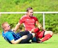 Bild: Thomas Schrems
Knackiger Zweikampf um den Ball: Christopher Ernstberger (links) von den Sportfreunden Kondrau und der Konnersreuther Felix Lippert schenkten sich keinen Zentimeter an Boden.