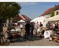 Bild: mh
In der guten Stube von Luhe, auf dem historischen Marktplatz, flanieren die Besucher beim Schutzengelmarkt.