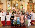 Bild: bjo
Bei einem Gottesdienst verabschiedet die Pfarrei Schmidmühlen ihren langjährigen Geistlichen (hintere Reihe, ab Dritter von links): die ebenfalls geehrte langjährige Büchereileiterin Gudrun Jeziorowski, Pfarrhaushälterin Klara Wittmann, der scheidende Pfarrer Werner Sulzer, Pfarrgemeinderatssprecherin Lena Klieber und Kirchenpfleger Frank Flieder.