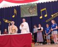 Bild: mab
Im Festzelt anlässlich des Jubiläums der Blakapelle und zum Kirchenpatrozinium feierte der scheidende Pfarrer Heinrich Rosner (Dritter von links) zusammen mit seinem Nachfolger Thomas Hösl Gottesdienst.