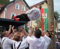 Bild: mfh
Der Rosenberger Oberkirwabursch der Alten fliegt in perfekter Haltung und landet sicher.