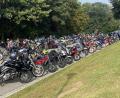 Bild: Josef Glas
Fahrzeuge aller Größen und Typen sauber aufgereiht: So sah es beim Motorradgottesdienst in Tännesberg aus.