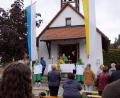 Archivbild: bkr
Einen spektakulären Auftritt hatte ein "Nussgackl" vor zwei Jahren (Bild). Pfarrer Markus Bruckner und die Gläubigen überraschte der Eichelhäher, als er die zwei Kerzen auf dem Altar mit einigen Flügelschlägen auslöschte.
