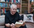 Bild: Stephan Huber
Mal nicht in Feuerwehruniform, sondern ganz privat, an einem Lieblingsplatz, in seiner Bibliothek daheim: Heinrich Scharf, Ambergs Stadtbrandrat, wird am 4. September 60 Jahre alt.