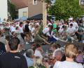 Bild: gru
Die Kirwapaare tanzen in Edelsfeld den Baum mitten auf der Straße aus.