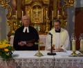 Bild: swo
Pfarrer Heinrich Arweck (links) und Pfarrvikar Christian Preitschaft (rechts) beten gemeinsam beim ökumenischen Gottesdienst auf dem Mausberg.