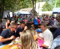 Bild: hm
Zahlreiche Festbesucher kommen auf den Eixlberg und machen es sich hier bei Speis und Trank gemütlich.