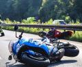 Symbolbild: Alex Talash/dpa
Zwei Motorräder sind an einer Unfallstelle zu sehen.