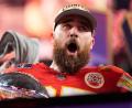 Bild: Ashley Landis/AP/dpa
Die Vince Lombardi Trophy ist das große Ziel für Travis Kelce und die Kansas City Chiefs.