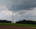 Bild: ak
Die Stadt Kemnath möchte an einem generellen Abstand von 1000 Metern zwischen Windkraftanlagen (im Bild bei Schwarzach/Stadt Creußen) und Wohnbebauung festhalten.