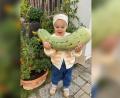 Bild: Nadine Meier
Knapp vier Kilogramm wiegt die Zucchini, die Ida Meier stolz in den Armen hält.
