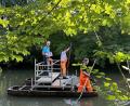Bild: Heike Unger
Keine ganz gewöhnliche Bootstour, sondern Brückenprüfer bei der Arbeit auf der Vils in Amberg.