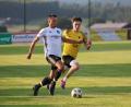 Archivbild: Dieter Jäschke
Fabian Mark (links, Szene aus der Partie gegen den SV Kulmain) und der TSV Reuth empfangen bereits am Freitagabend als Spitzenreiter der Kreisliga Nord den Aufsteiger SC Eschenbach.