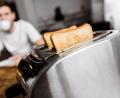 Symbolbild: Lightfield Studios – stock.adobe.com
Geräte mit Hitzeentwicklung wie ein Toaster dürfen nicht unter einem Hängeschrank oder unmittelbar neben Vorhängen aufgestellt werden, sonst besteht Brandgefahr.