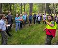 Bild: Sven Grünert/exb
Johannes Bogner erklärt den Waldbauern den Verlauf der Holzerntemaßnahme.