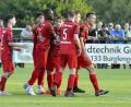 Archivbild: Hubert Ziegler
Adrian Robinson (Dritter von links) rettete dem SV Schmidmühlen in der Vorwoche mit zwei Treffern noch ein 3:3 gegen den TSV Königstein. Die Gäste ärgerten sich dabei über pöbelnde Fans der Gastgeber.
