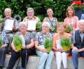 Bild: Alfred Schorner
Der Verein für Gartenbau und Ortsverschönerung Lintach ehrt seine Jubilare (hinten, von links): die Jubilare Tanja Saller, Walter Jokiel und Otto Meier, Vorsitzende Melanie Günther, Mandy Göbl, Landrat Richard Reisinger, Bürgermeister Alwin Märkl und Kreisfachberater Markus Fuchs; vorn (von links): die Gründungsmitglieder: Brigitte Schneider, Margarete Forster, Franz Rehaber, Resi Fritsche, Marianne Hassler, Anna Gebhard, Philipp Schwab und Albert Wendl sowie Kreisfachberaterin Michale Basler.