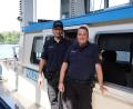 Bild: Simon Rothfischer
Das knapp 15 Meter lange Polizeischiff ist der Arbeitsplatz von Simon Weinzierl (links) und Christoph Mielke.