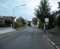 Bild: ak
Zur Erhöhung der Verkehrssicherheit für Schulkinder werden auf dem Weg zum Schulzentrum weitere Maßnahmen, wie Ausweitung der Tempo-30-Zone, Geschwindigkeitsmessungen, Querungshilfen und Bemalung des Fahrbahnbelages, geprüft.