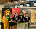 Bild: rwo
Die Oberpfälzer Abordnung beim „RWS Shooty-Cup“ bei der Siegerehrung:
Fiona Merkl, Stella Schieder, Andreas Rohse und Nico Schürger (vorne von links), hinterhalb die Nationalkaderschützen Maximilian Dallinger und Sandra Reitz.
senreuth.