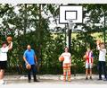 Bild: sche
Die neue Streetball-Anlage auf dem Parkplatz des ehemaligen Bienenhofs Aschach wird offiziell in Betrieb genommen (von links): Lukas Schäffer, Jugendbeauftragter Christian Drexler, AOVE-Geschäftsführerin Katja Stiegler, Lukas Schäffer und Bürgermeister Alwin Märkl.