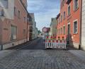 Bild: u
Seit 15. April 2024 ist die Georg-Schiffer-Straße in Hirschau wieder Baustelle. Der Teer wird entfernt, die Straße gepflastert. Das Schuhgeschäft Meyer hatte seinen Eingang in die Hauptstraße verlegt und an der Georg-Schiffer-Straße ein Schaufenster. Seit 1999 ist es leer.
