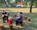 Bild: ihl
Im Morgenkreis lernen die Kinder die Wochentage. Andreas Swisher zeigt ihnen entsprechende Karten.