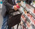Symbolbild: Boris Roessler/dpa
Die kostspielige Ware in Parfum-Regalen lockt immer wieder Diebe an.