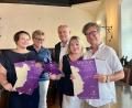 Bild: Gabi Schönberger
Das Organisationsteam rund um Kulturamtsleiterin Sabine Guhl (Zweite von links) und Bürgermeister Lothar Höher (Mitte) präsentiert stolz das Programm der diesjährigen Max-Reger-Tage.