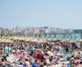Bild: Julian Stratenschulte/dpa
So wie es hier auf einem Strand in Mallorca aussieht, wollen viele bei Hitzerekorden lieber nicht Urlaub machen. Ziele mit gemäßigten Temperaturen sind aber keineswegs ein Massentrend, berichten Reisbüros aus dem Landkreis Schwandorf. Das hat Gründe.