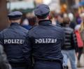 Symbolbild: Peter Kneffel/dpa
In Regensburg löste am Donnerstag ein Mann mit Messer einen Polizeieinsatz aus.