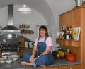 Bild: Gabi Schönberger
Kochen gehört nicht zu den Leidenschaften des Multitalents Franzi Glaser. Für die Weidenerin ist noch mehr als ihre eigene Küche (Bild) in der Altstadt, die der Mama in Mitterhöll Kreativraum und Bühne für ihre Sendung Adventsfranz.