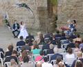 Bild: bey
In einer freien Hochzeit mit einer Treurednerin unterm freien Himmel bei strahlendem Sonnenschein gaben sich im Innenhof der Burg Leuchtenberg Simon Klinnert und Tamara Reil nochmals das gegenseitige Eheversprechen.