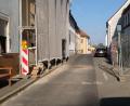 Bild: le
Die Einbahnstraße von der Abzweigung der Plößberger Straße (Staatsstraße 2181) bis in Höhe der Synagoge (siehe Bild im Hintergrund) ist für den Fahrverkehr wieder frei.
