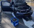 Bild: Polizeiinspektion Sulzbach-Rosenberg
Der Renault ist nur noch Schrott. Als der Wagen plötzlich Feuer fing, retteten die Insassen binnen Sekunden sich und eine Kiste Bier aus dem Auto vor den Flammen.