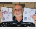 Bild: Wolfgang Steinbacher
Eine Amberg-Postkarte und Sonderstempel: Hans Dietmayr präsentiert das, was der von ihm geführte Briefmarkensammlerverein eigens für die Ausstellungen (Alpen-Adria und Ambria) in Auftrag gegeben wurde.