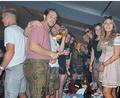 Bild: bsc
Ausgelassen feierte das junge Publikum auf den Bierbänken beim Friedenfelser Herbstfest.