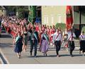 Bild: bsc
Angeführt wurde der lange Fest- und Kirchenzug von den beiden Fahnenabordnungen der Jubelvereine und den Festdamen.
