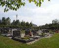 Bild: mmj
Für die Nutzung von Friedhof und für Bestattung ist eine neue Satzung beschlossen. Im Hintergrund der kürzlich aufgestellte Mobilfunkmast an dem noch Antennen anzubringen sind.