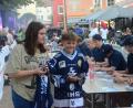 Bild: Kunz
Für diese Fans hat sich das Anstehen gelohnt. 600 von ihnen sind zur Autogrammstunde der Blue Devils auf den Unteren Markt gekommen.