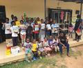 Bild: Kemnath Foundation/exb
Die Kinder aus Bungoma danken zusammen mit Miriam Matemba (vorne rechts) für die Unterstützung.
